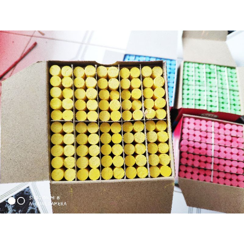 Phấn viết bảng ít bụi hộp nguyên màu như hình .hộp 100 viên