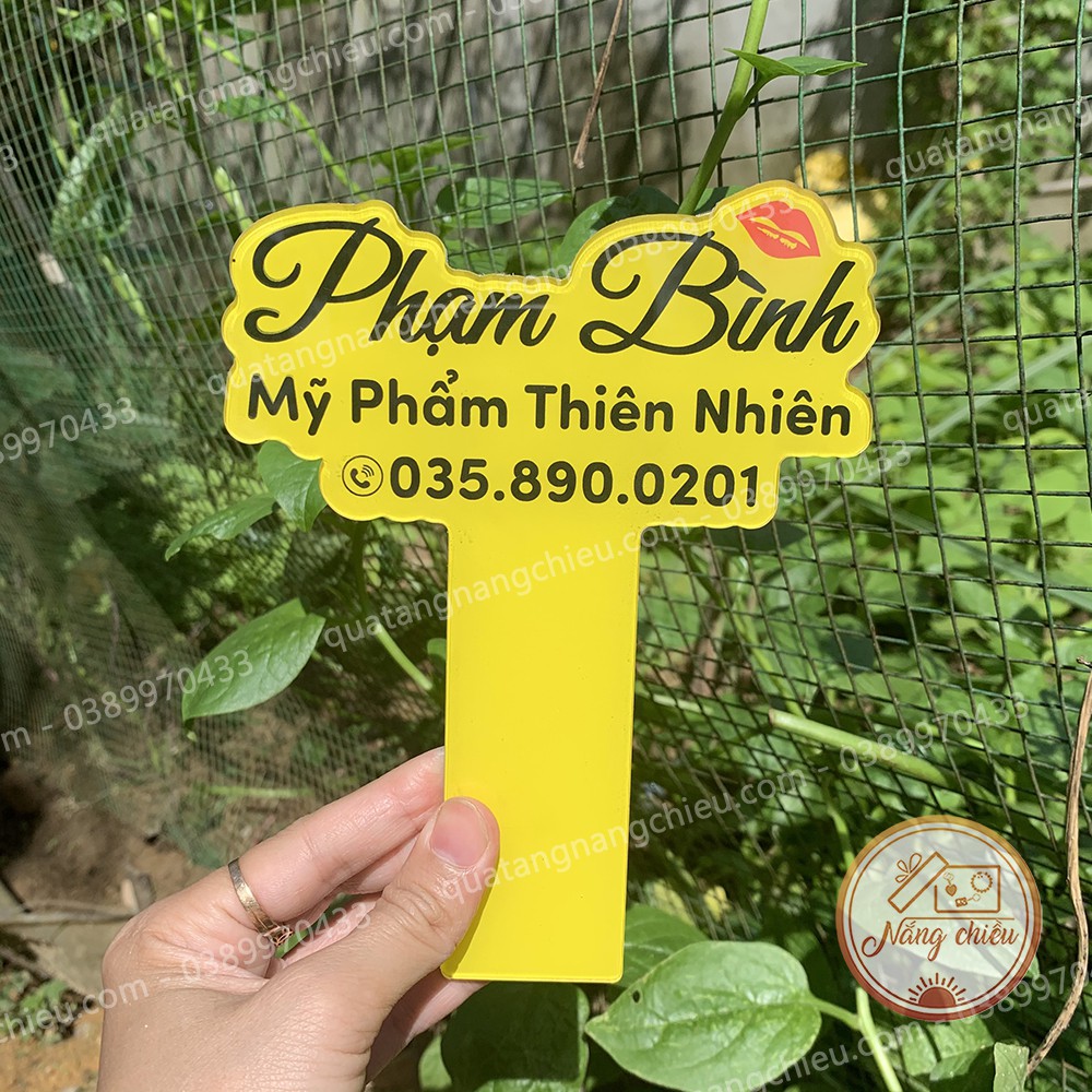 Làm bảng hiệu shop giá rẻ , hình ảnh và màu sắc đa dạng dùng để quảng cáo sản phẩm đến mọi người. Free thiết kế theo mẫu
