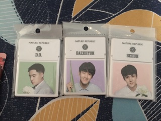 Giấy thấm dầu kèm gương cầm tay EXO