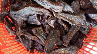 Thịt lợn đen, bò gác bếp