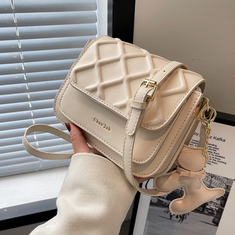 Túi đeo chéo form mềm họa tiết nổi kèm móc khoá cún đáng yêu