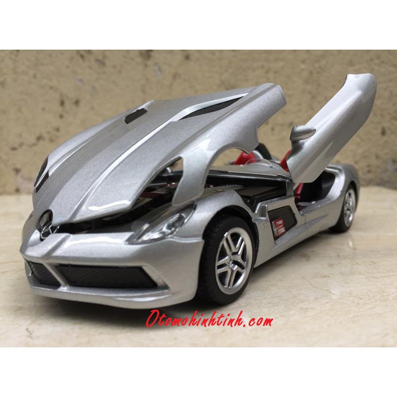 Mô hình xe ô tô Mercedes SLR Stirling Moss 1:32