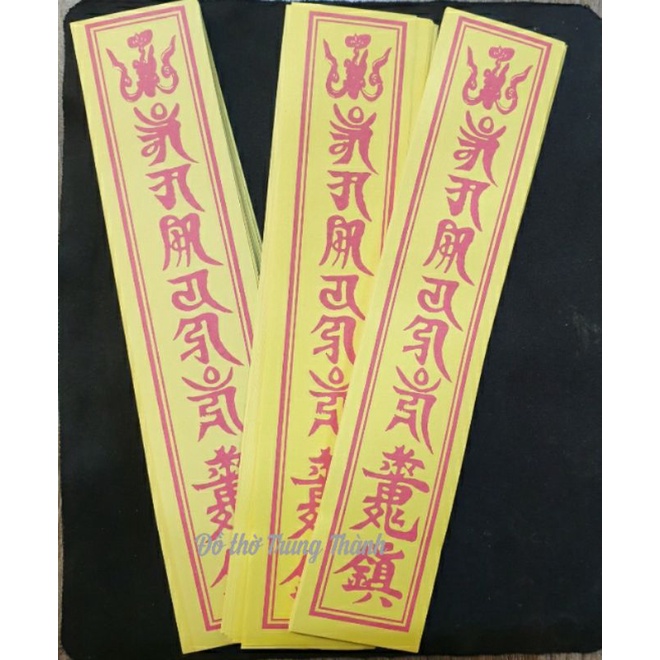Án lục tự giấy vàng, đỏ