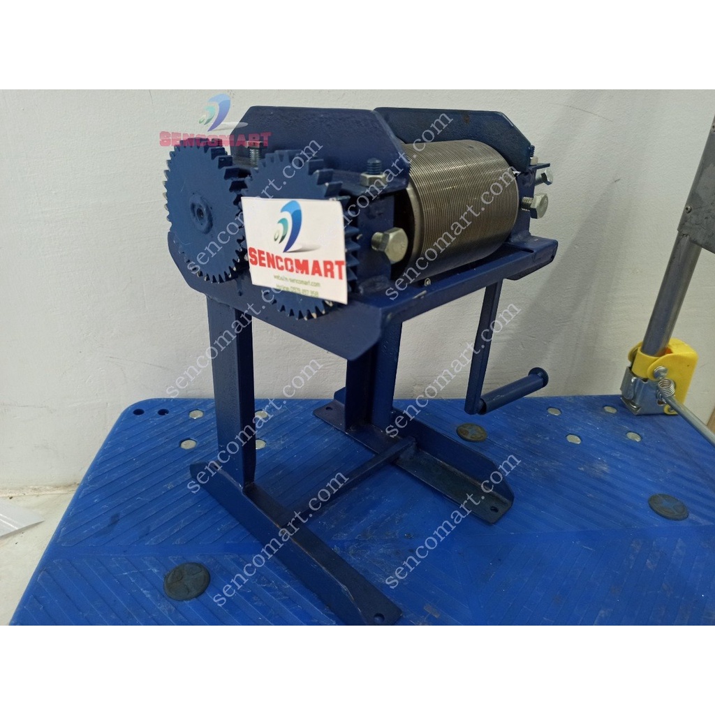 Máy thái bì heo chín quay tay khung sắt