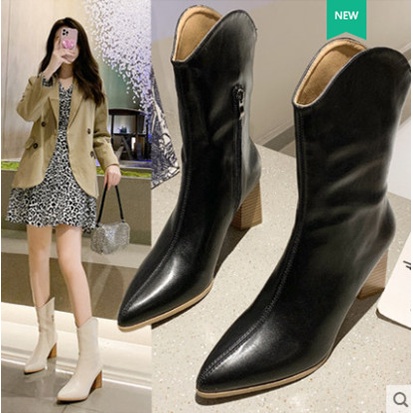 Boot lửng cao gót cổ V thiết kế mũi nhọn. đế cao 8ph tôn dáng,phong cách cổ điển
