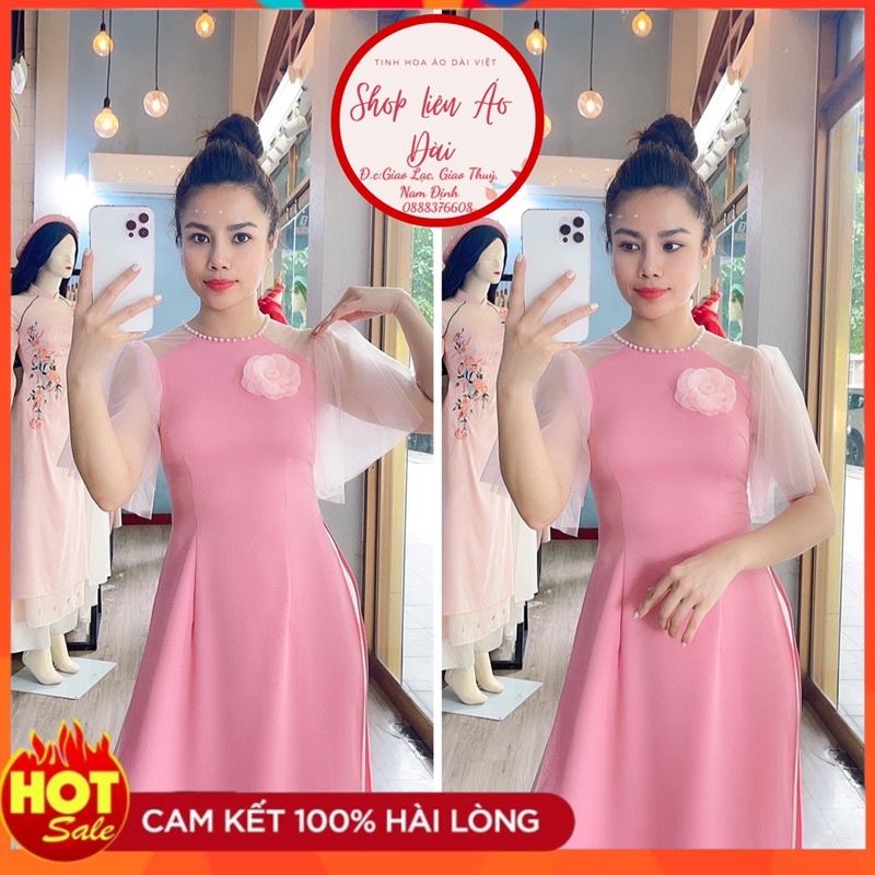 Áo dài hồng đính hoa nhẹ nhàng, tay thiết kế phối von theo dáng tầng cánh tiên, cổ tròn, chất vải lụa tây thi 2 tà điệu