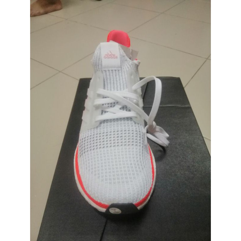 Giày Adidas Ultra boost.