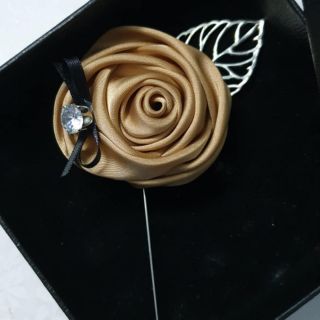 Cài áo hoa hồng lụa thời trang