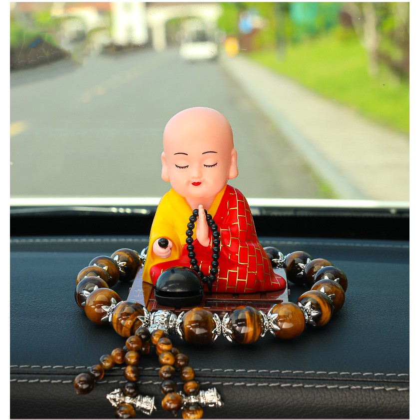 Tượng phật chú tiểu gõ mõ tụng kinh năng lượng mặt trời, trang trí taplo ô tô kèm tràng hạt