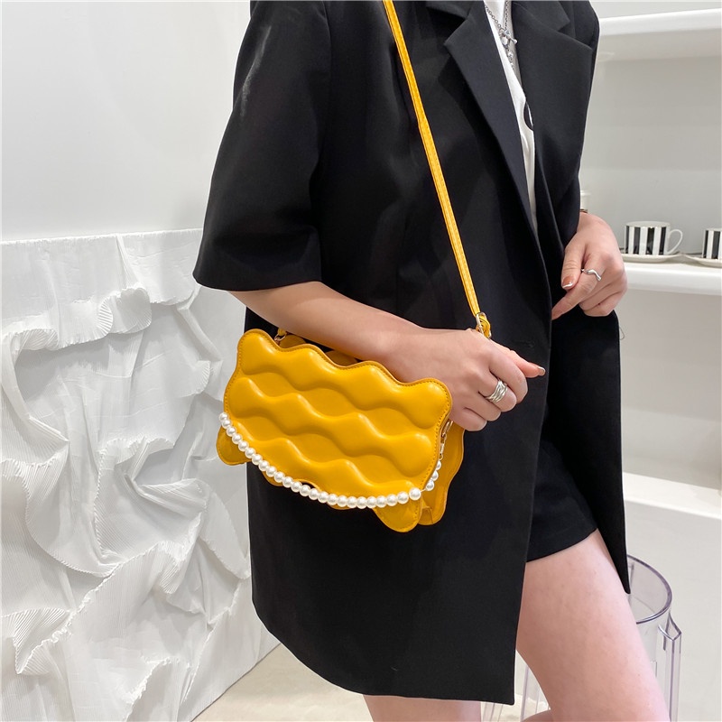 Túi Đeo Chéo Một Bên Vai Họa Tiết Gợn Sóng Đính Ngọc Trai Thời Trang Hàn Quốc Cho Nữ 2022