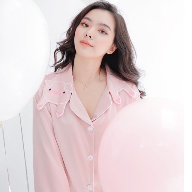 Lilas Blanc Bộ Pijama Lụa Dài Tay Quần Dài Hồng Phối Cổ Thêu Heo