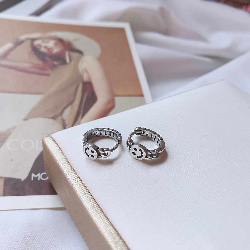 Khuyên tai dáng tròn họa tiết mặt cười phối dây xích phong cách độc đáo 22629