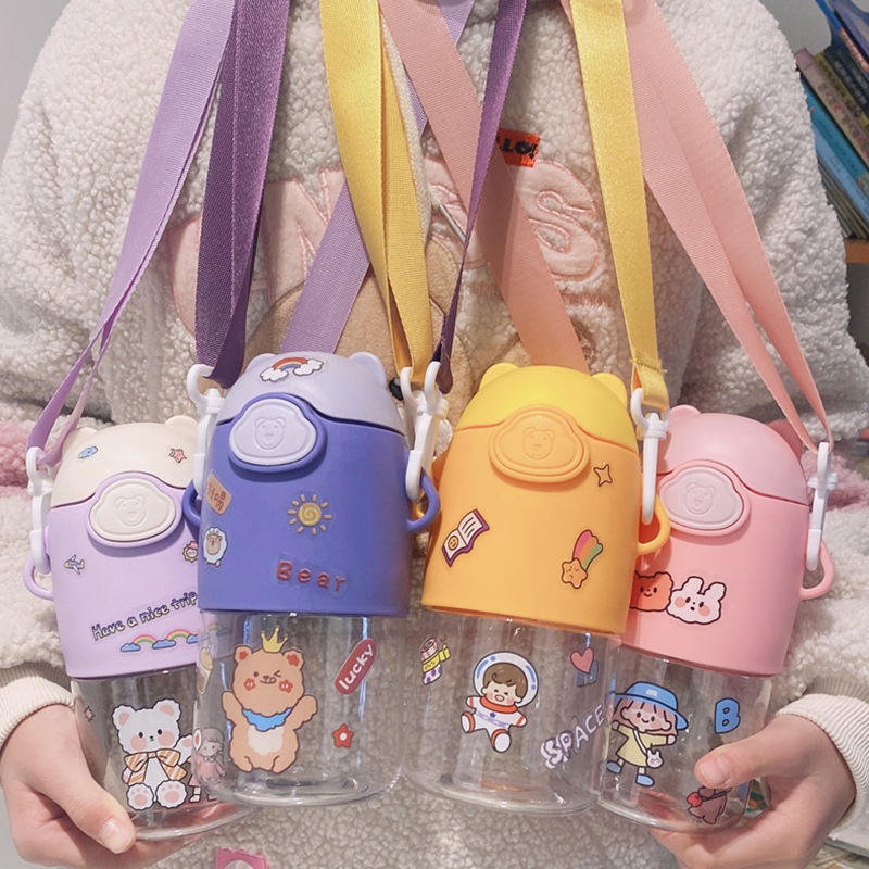 Bình Nước 650ml Hình Gấu Có Dây Đeo, Ống Hút Và Sticker Cute