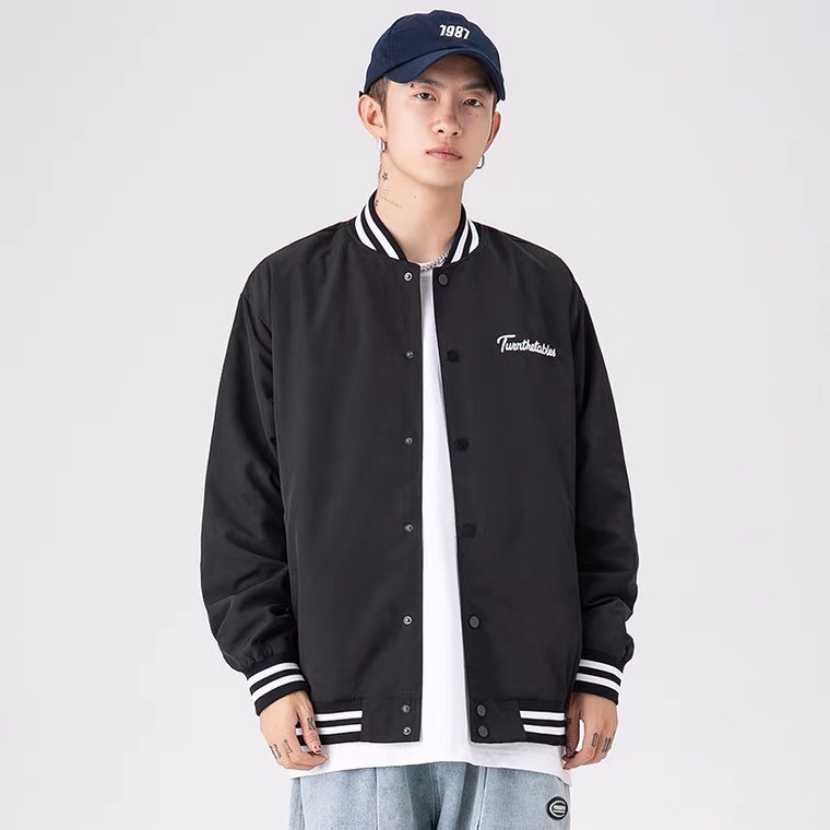 Áo khoác bomber jacket Kaki 2 lớp dày dặn - Áo bóng chày Turnthetables form rộng phối chữ Ulzzang nam nữ đều mặc được