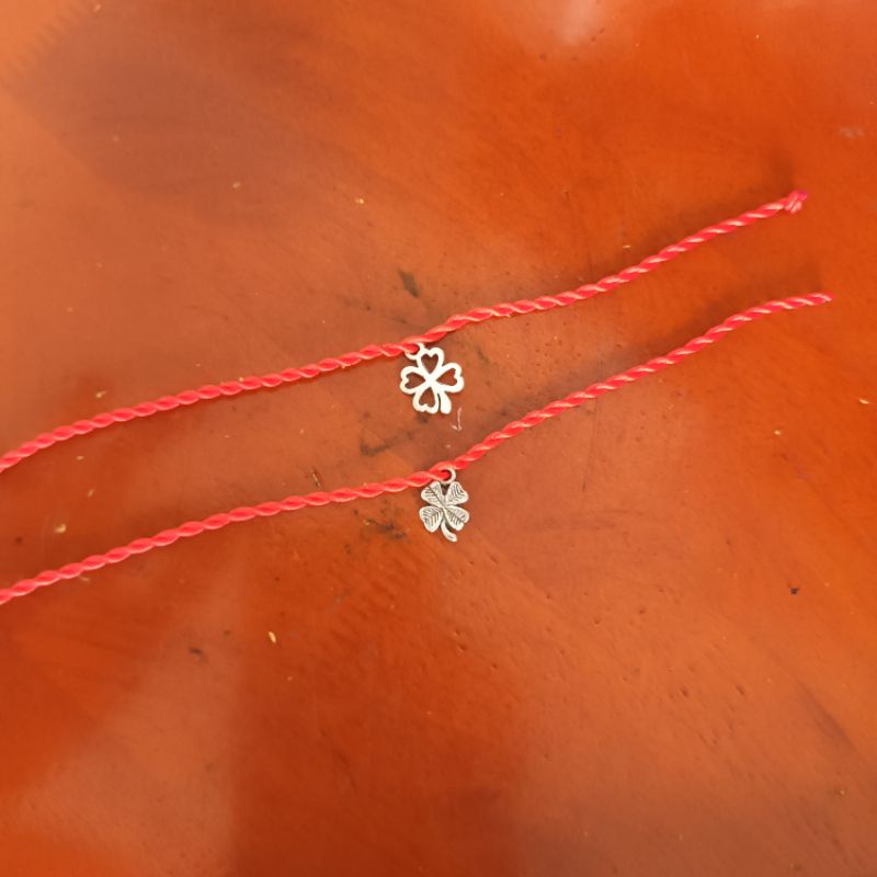 Vòng chỉ đỏ mic charm cỏ 4 lá may mắn bình an