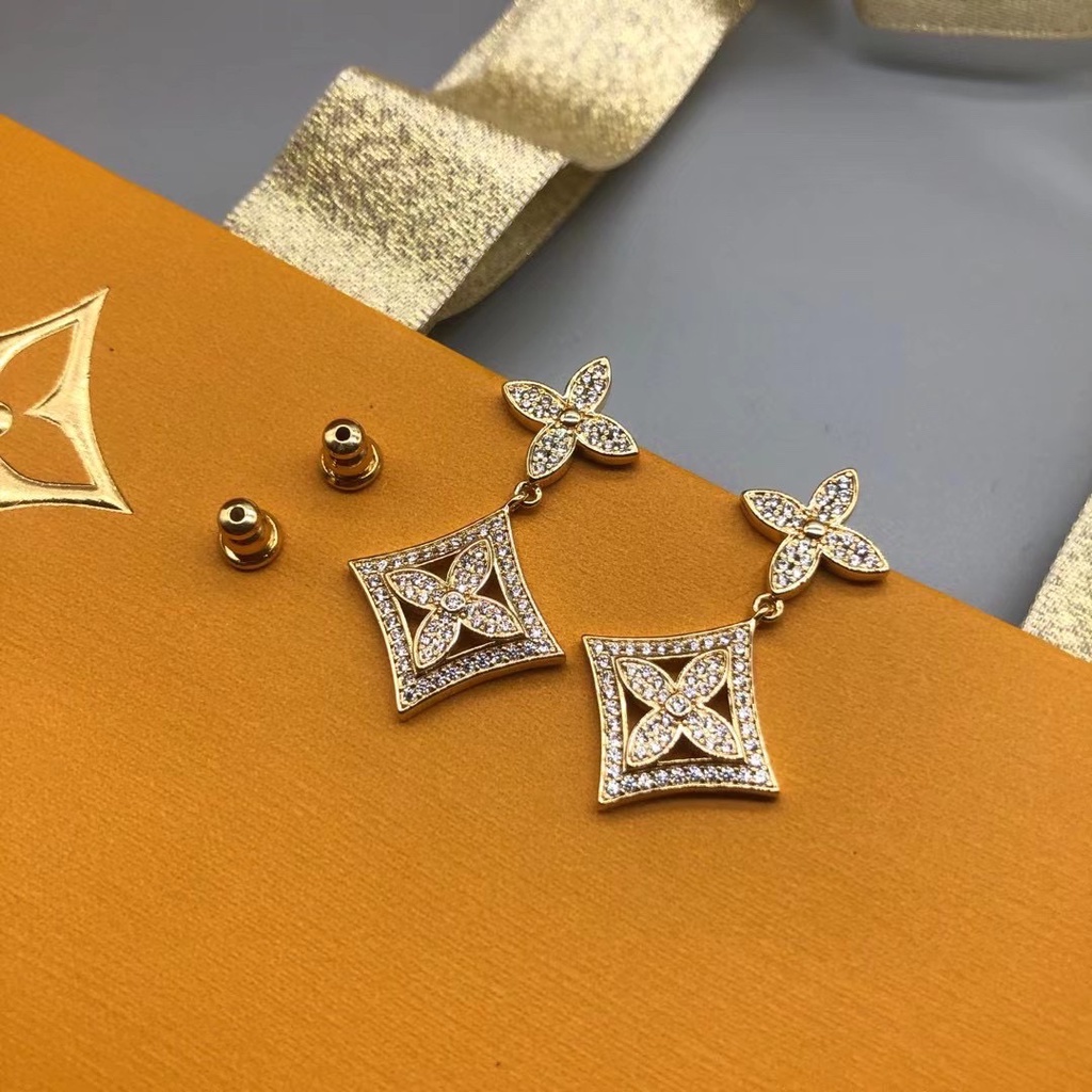 Khuyên Tai Đinh Tán Họa Tiết Chữ Louis Vuitton Thanh Lịch Dễ Thương Tinh Tế Thời Trang