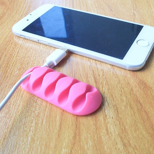 Dụng cụ treo dây cáp sạc, dây điện dán tường siêu dính có 5 rãnh giúp bàn làm việc gọn gàng