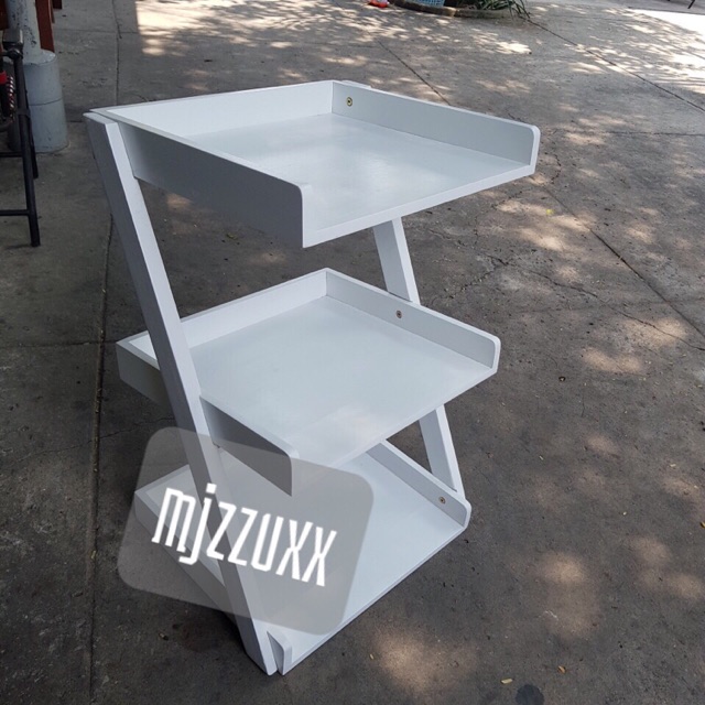 Kệ gỗ sơn trắng trưng bày sản phẩm 4 tầng