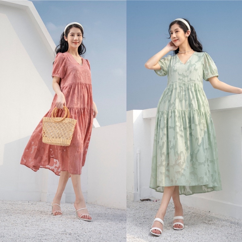 Đầm Voan Ren Nổi Cổ V Dáng Suông Tầng Phom Rộng Có Sẵn 2 Gam Màu Siêu HOT Năm Nay