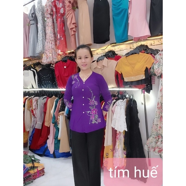 Áo Bà Ba đính đá siêu đẹp. mẫu tết mới về. chị em yêu thích sự dịu dàng duyên dáng, thì về đội em ạ.....................