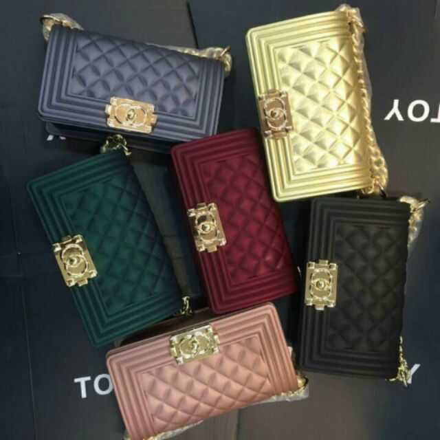 Chanel boy silicon khóa vàng