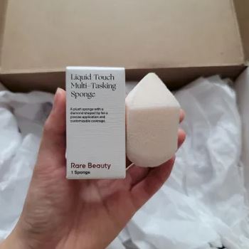 Rare Beauty - Mút trang điểm Liquid Touch Multi-Tasking Sponge