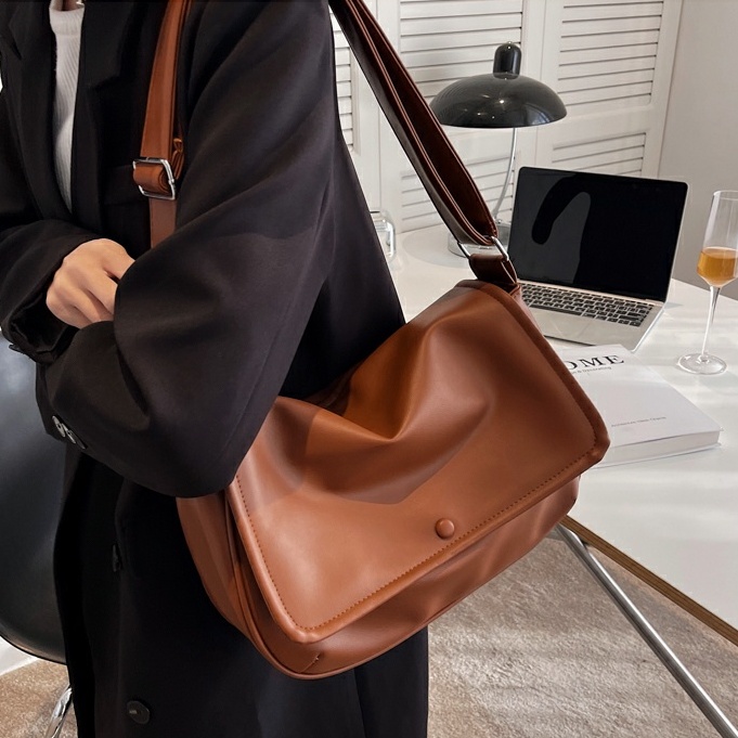 Túi đeo chéo Unisex kiểu dáng bì thư basic da mềm mịn đựng vừa laptop