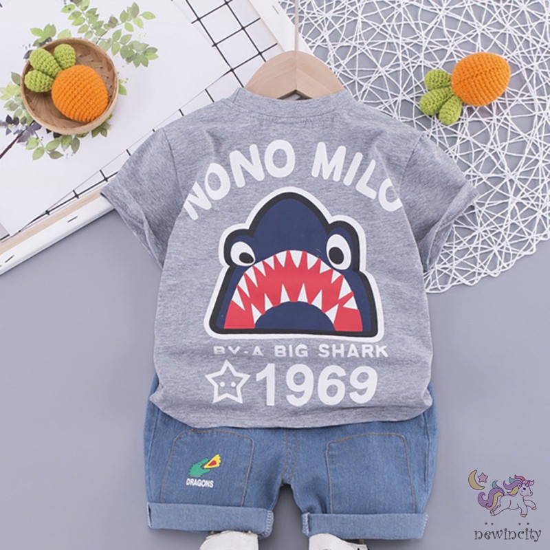 Bộ trang phục 2 mảnh gồm áo tay ngắn họa tiết cá mập và quần short thời trang Hàn Quốc cho bé trai
