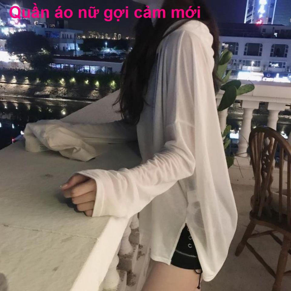 hai dây sexy trong hợp thời trang áo rỗng trên khoác phông trắng tay dài rộng rãi vào mùa hè năm 2021 quần phụ n