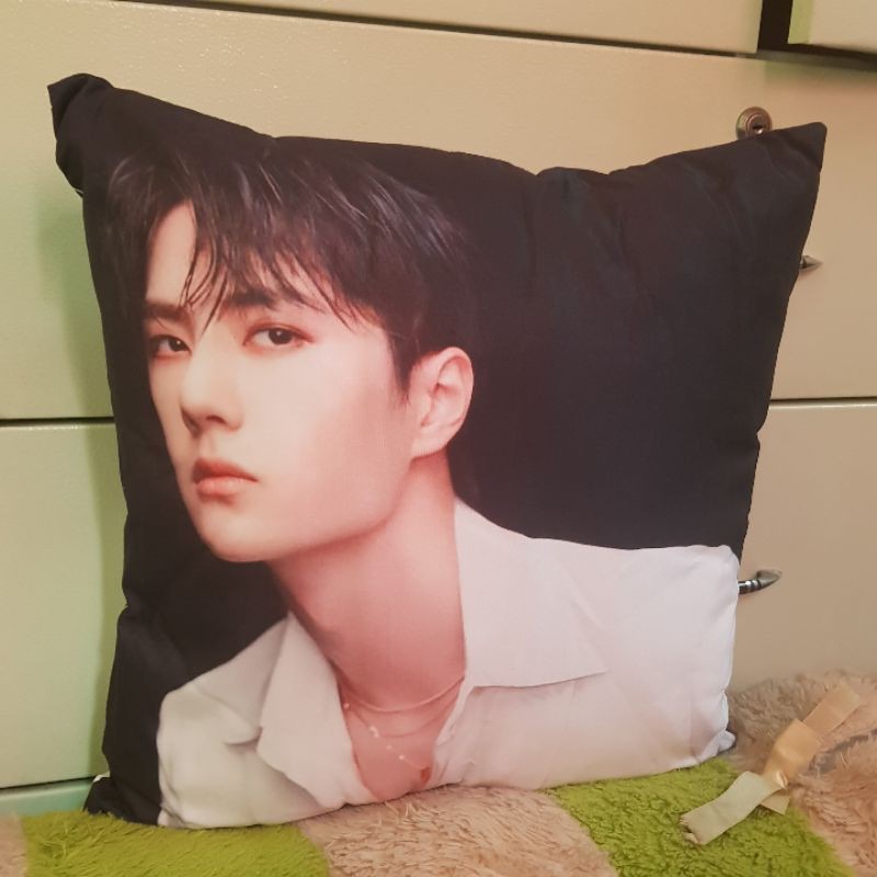 Gối in theo yêu cầu Vương Nhất Bác 40x40cm