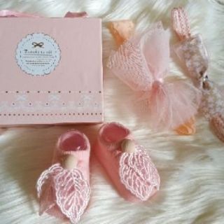 Set  băng đô và giày cho bé sơ xinh.