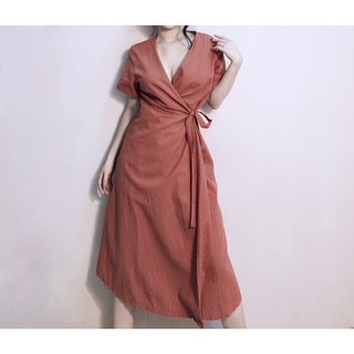Đầm midi xô linen đắp vạt cột dây cam đất
