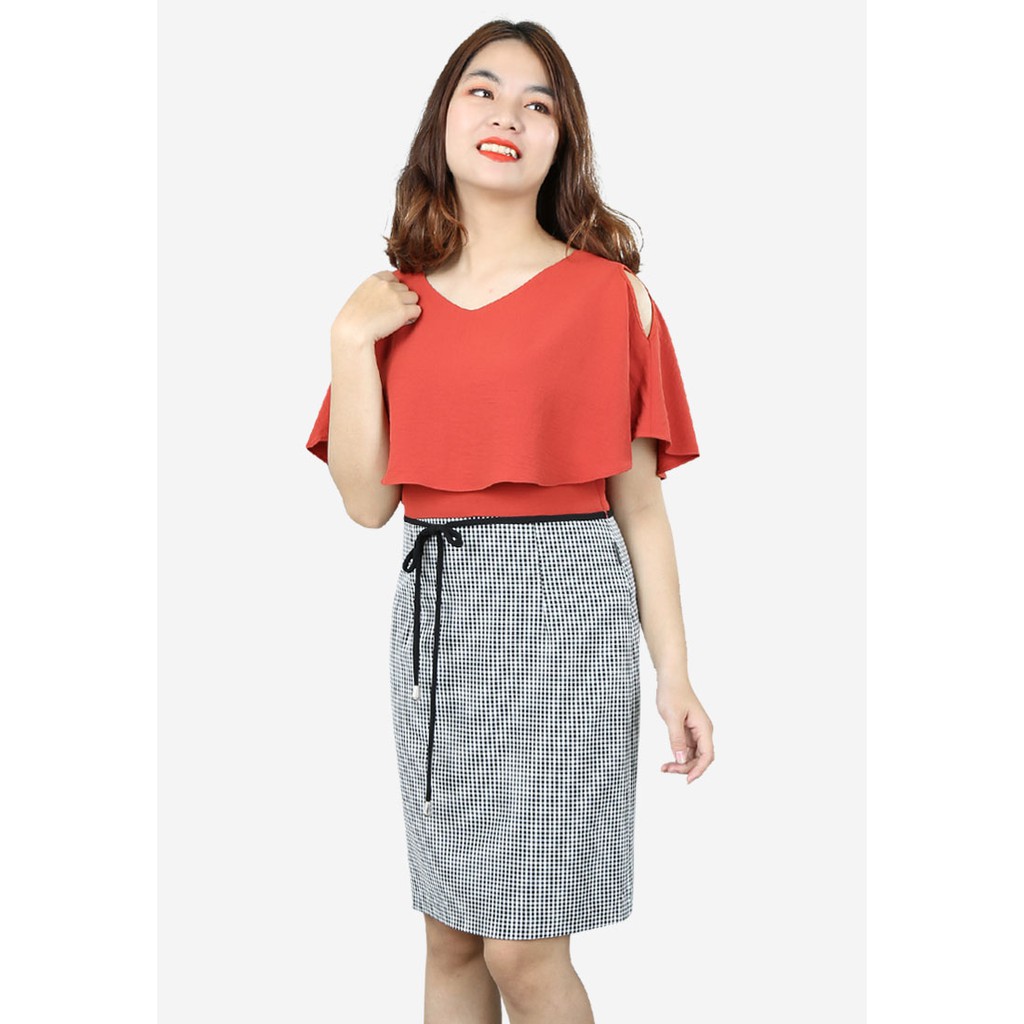 Đầm 1 lớp tay cánh dơi lỡ nhăn cam phối caro đen trắng cổ tim dáng ôm dây nơ eo The One Fashion DDC2151CACR