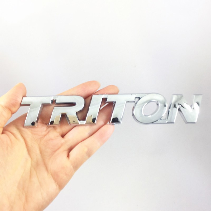 Sticker bạc in chữ TRITON bắt mắt trang trí phía sau xe ô tô