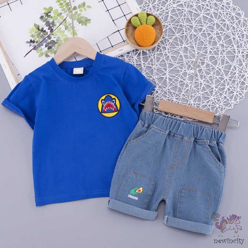 Bộ trang phục 2 mảnh gồm áo tay ngắn họa tiết cá mập và quần short thời trang Hàn Quốc cho bé trai