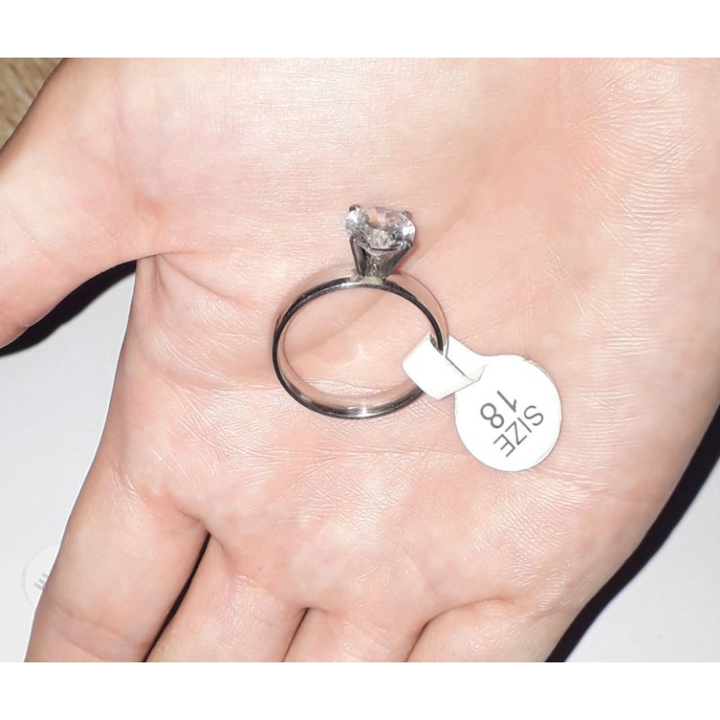 Một chiếc nhẫn inox cao cấp có đính đá bản 2 ly rất đẹp