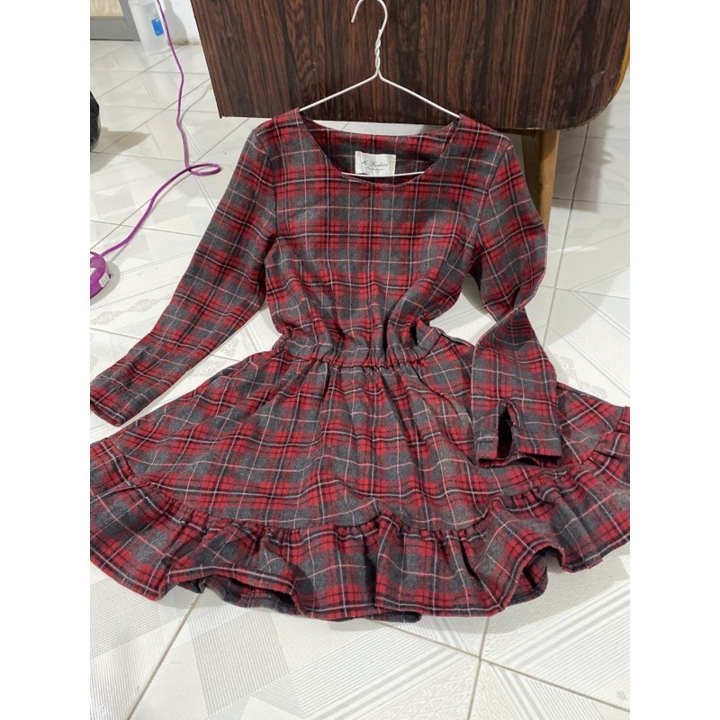 THANH LÝ TỦ ĐỒ : ĐÀM Caro  XINH XẮN CUTE   HIỆU SO FASHION SIZE M