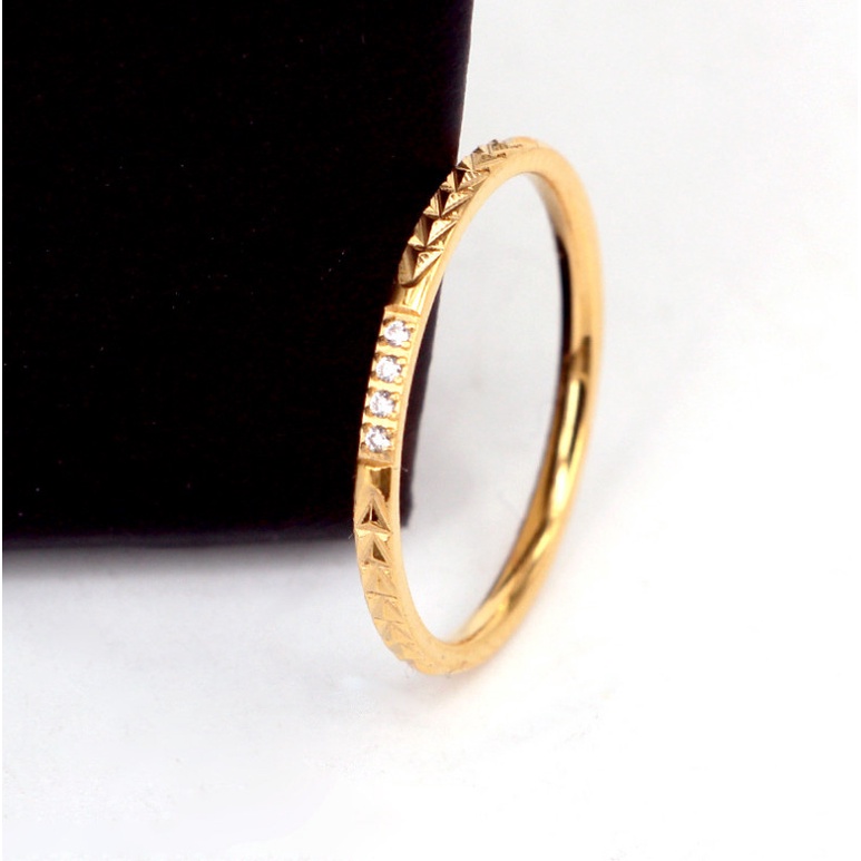 Nhẫn Mảnh Khắc Nổi Đính Đá Nhân Tạo Titan Ko Đen TT 4392