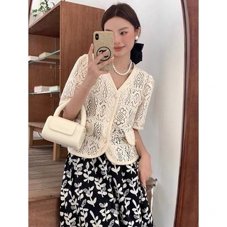 Áo sơ mi ren be cổ v viền may tay cộc 2 túi nắp