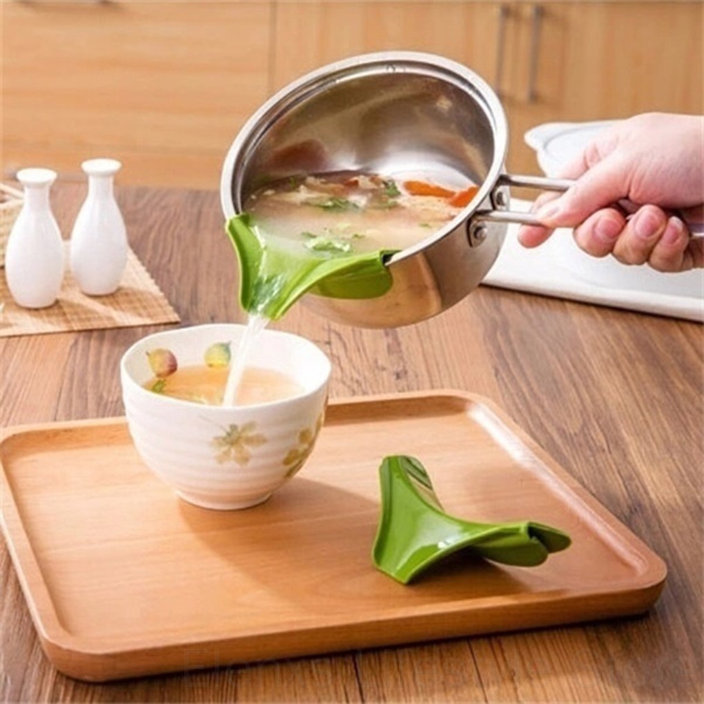 Phễu hỗ trợ đổ nước dùng từ nồi tiện lợi