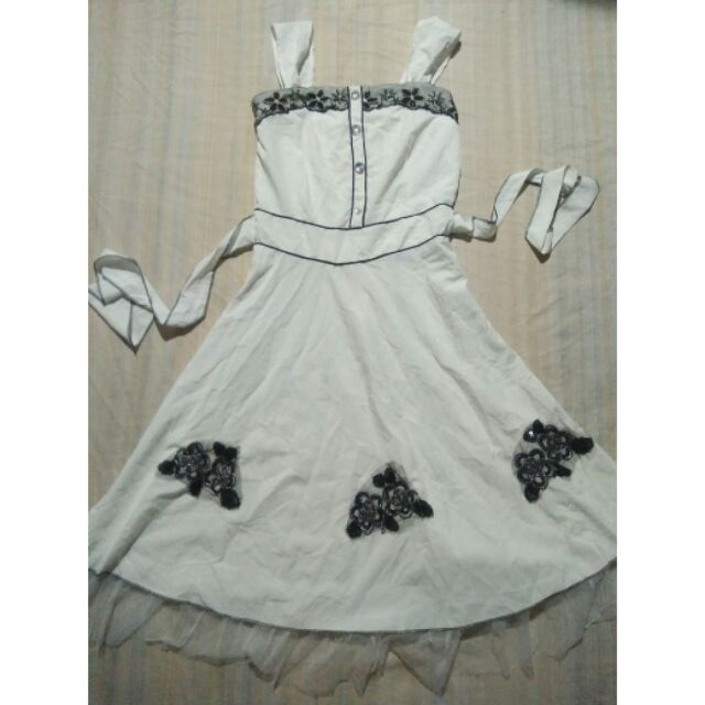 D06. Đầm vải size S, bị lem màu. Hàng thùng