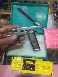 Dụng cụ bấm lỗ tai kèm 79 khuyên tai