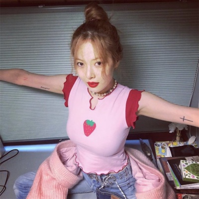 DUNEA Áo Sát Nách Cổ Chữ V Gợn Sóng Hoạ Tiết Dâu Tây Ngọt Ngào 3.3