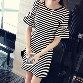 Váy kẻ ngang tay loe - đầm dáng suông