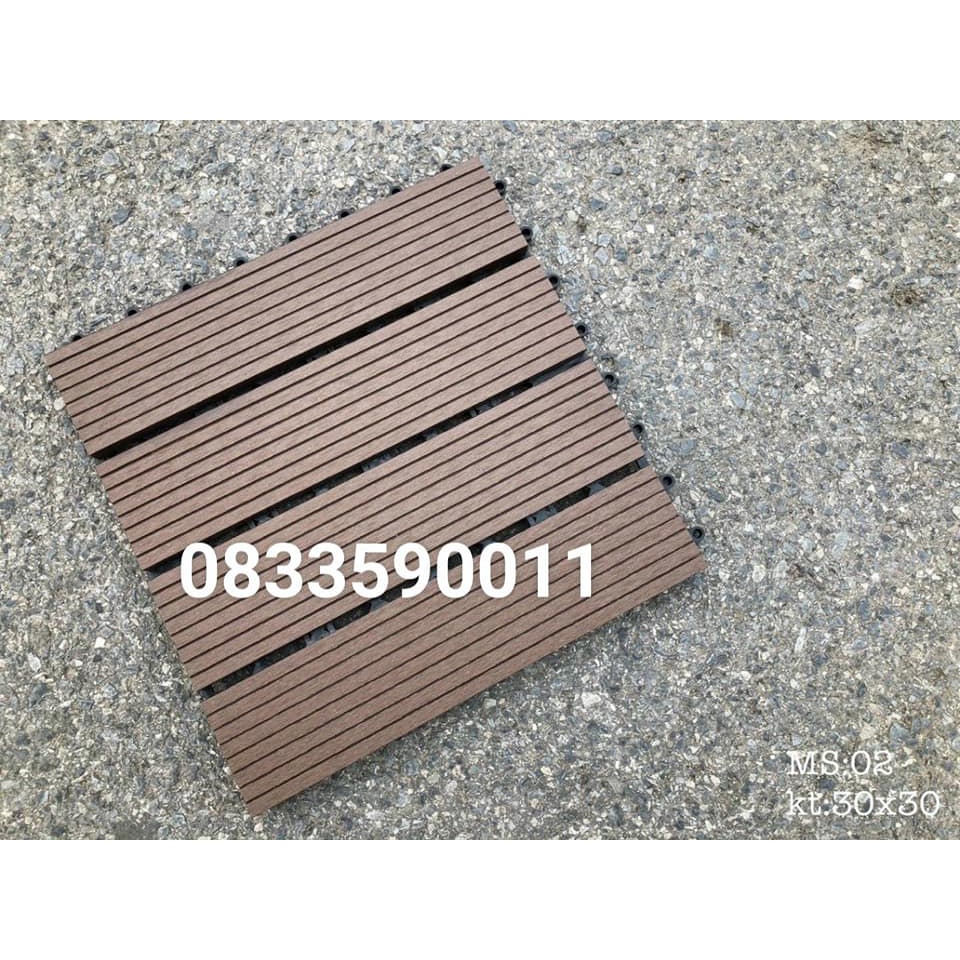 Trang trí vách ban công gồm vỉ sàn composite và chậu. Nhận thi công