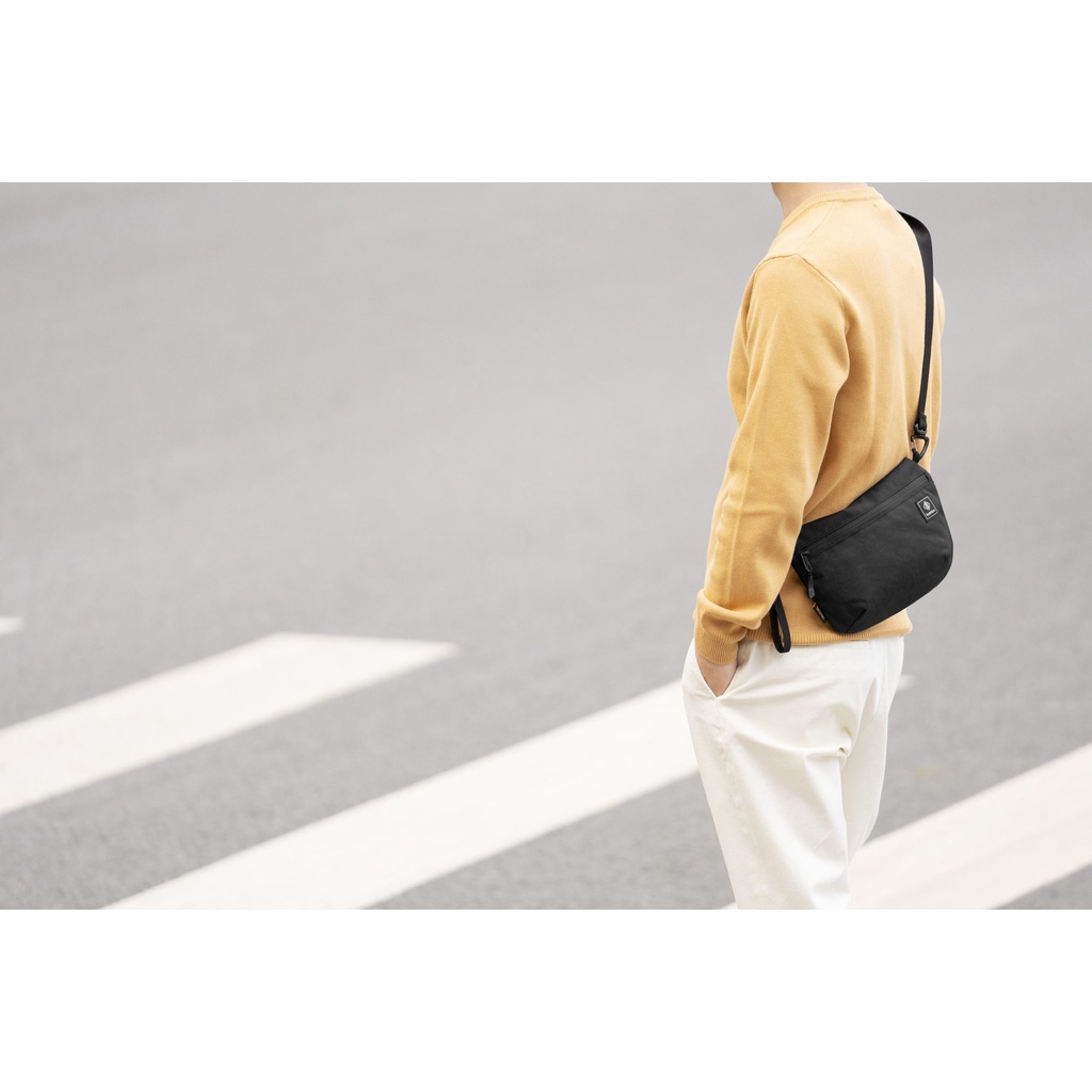 Túi Đeo Chéo Bao Tử TOMTOC Basic Accessory Unisex - A01-006D01