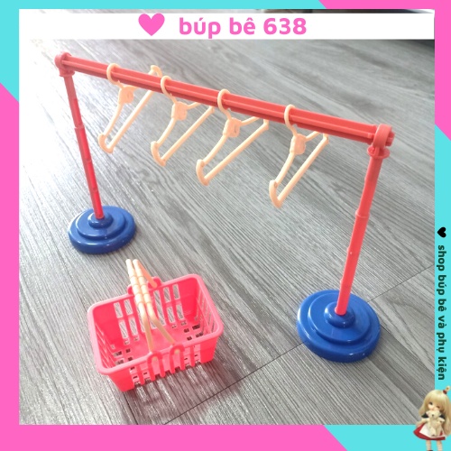 Giá treo quần áo búp bê kèm móc áo và rổ