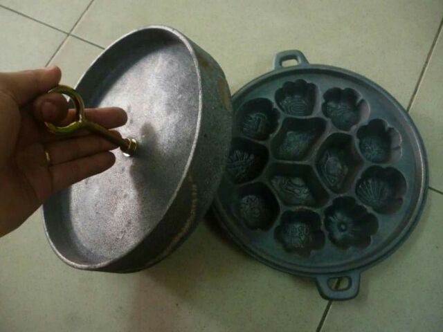 Khuôn bánh bông lan, bánh thuẫn bằng gang đen nặng 5kg