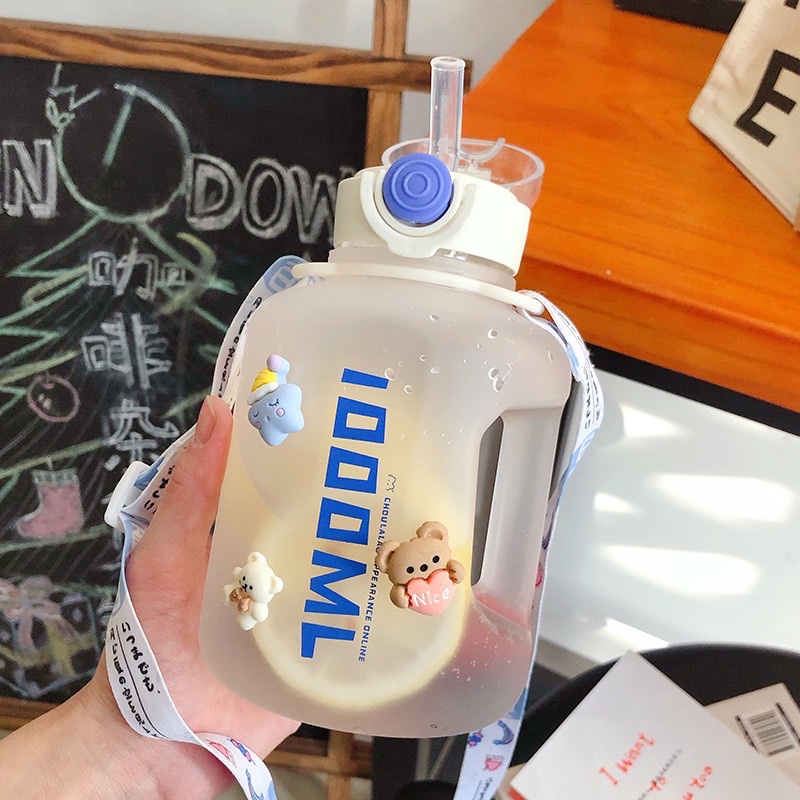 Bình đựng nước 1L có ống hút khi bật nắp, phụ kiện dây và sticker 3D siêu đáng yêu