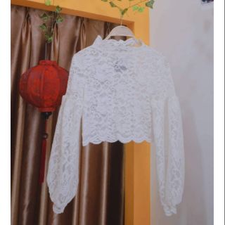 Áo ren trắng croptop tay bồng.